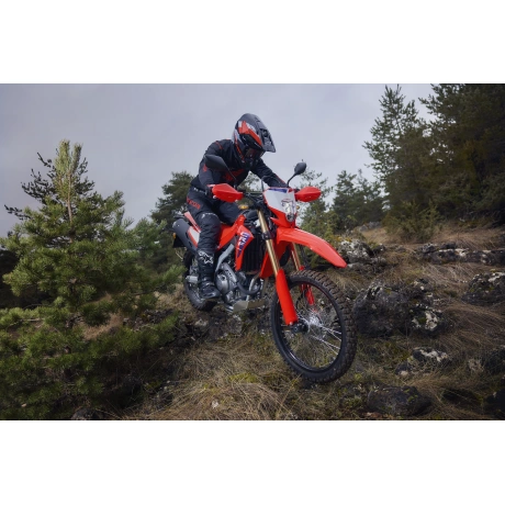 96961-25ym-crf300-l-location-action-11.jpg.webp